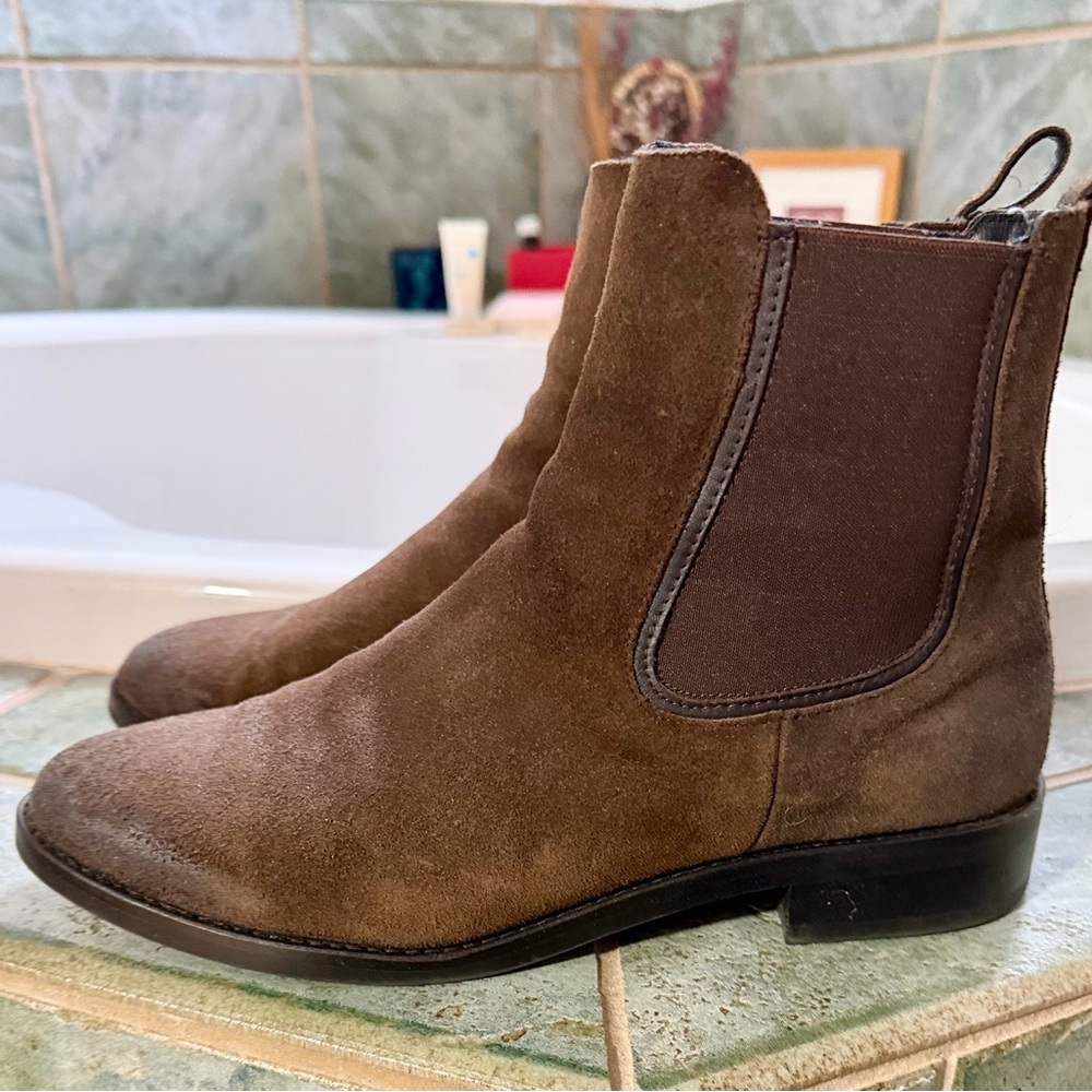 Thursday Morning women’s Chelsea Brown Suede Boots